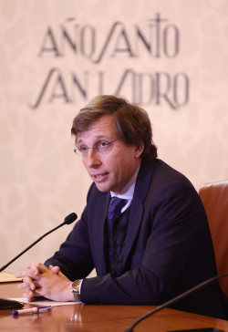 Feij&oacute;o ve a Almeida una "persona &iacute;ntegra" que va a defender al Ayuntamiento person&aacute;ndose en el caso de las comisiones