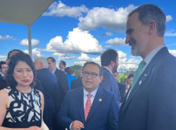 Felipe VI conversa con el primer ministro de Per&uacute; durante la visita a Brasilia por la investidura de Lula da Silva