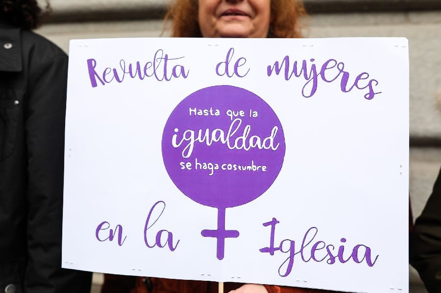 Feministas Cat Licas Se Concentran Ante Catedrales De Espa A Por La