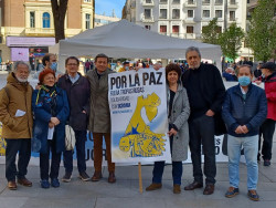 Fernando Colomo y Antonio Guti&eacute;rrez entre las  personalidades que recogen firmas contra los cr&iacute;menes de Bucha