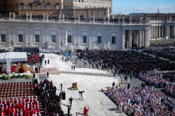 Finaliza el funeral y el f&eacute;retro de Francisco abandona entre aplausos la Plaza de San Pedro