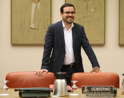 Garz&oacute;n, ministro comunista del gobierno de S&aacute;nchez no sabe si ir a la manifestaci&oacute;n contra la OTAN o solo  despreciarla  en los medios de comunicaci&oacute;n