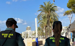 Guardia Civil salva a un turista que se lanz&oacute; al mar en playa de Magaluf tras ingesta de alcohol y drogas