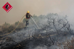 Hasta ocho medios a&eacute;reos se incorporar&aacute;n durante la ma&ntilde;ana para combatir el incendio de Ibi (Alicante)