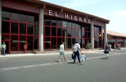 `Hermine` provoca 79 cancelaciones de vuelos y 30 desv&iacute;os en Canarias