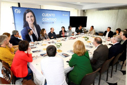  Igual apuesta por  que cada persona pueda ver al menos 3 &aacute;rboles desde su casa y por que no lo ha hecho