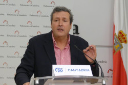 I&ntilde;igo Fernandez, PP, lamenta que las "prioridades" de Revilla y del PRC sean "reformar el Estatuto y una selecci&oacute;n de bolos"