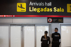 Interior tiene constancia de diez personas en huelga de hambre en Barajas y Podemos denuncia que son saharauis retenidos