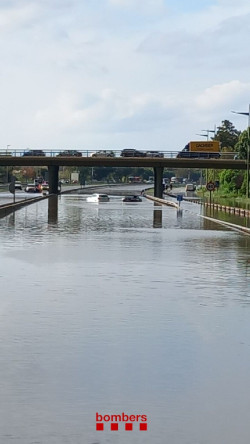 Inundada la C-32 en Gav&agrave; (Barcelona) y Tr&agrave;nsit pide evitar desplazamientos en la zona