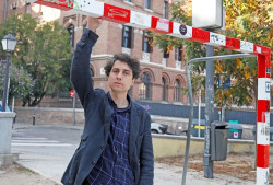 Jon&aacute;s Trueba retrata a los adolescentes en `Qui&eacute;n lo impide`: "Es triste pensar en los j&oacute;venes en t&eacute;rminos de botell&oacute;n"