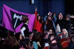 J&oacute;venes feministas se enfrentan a Irene Montero: "Hacemos esto porque no nos escuchan, no hay un debate p&uacute;blico"