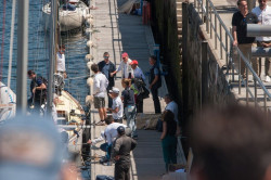 Juan Carlos I desembarca de la lancha de apoyo al `Brib&oacute;n`, que queda primero en la regata de Sanxenxo