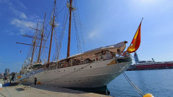 La Armada abre al p&uacute;blico el `Juan Sebasti&aacute;n de Elcano` y la `Blas de Lezo` durante su escala en Gij&oacute;n