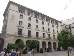 La Audiencia de Alicante acuerda revisar sentencias por la Ley del `solo s&iacute; es s&iacute;` y aplicar penas m&aacute;s favorables al reo