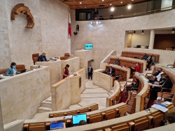 La autov&iacute;a Aguilar-Burgos, ayudas al sector primario y el puesto de director de la OPE, al Pleno