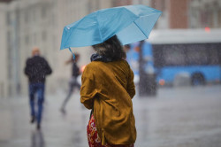 La borrasca deja hoy lluvia en Pen&iacute;nsula y Baleares, con m&iacute;nimas a la baja, y un frente llega el martes por el norte