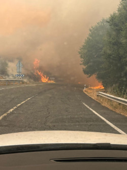 La carretera N-525 permanece cortada a la altura de A Gudi&ntilde;a (Ourense) por los incendios forestales