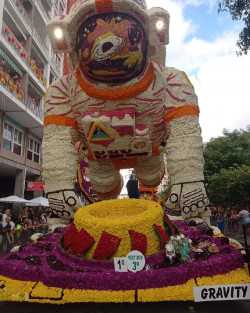  La carroza `Gravity` gana la Batalla de Flores de Laredo 2022