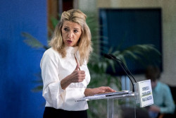 La comunista D&iacute;az aconseja a S&aacute;nchez esperar al auto del TC para registrar una nueva proposici&oacute;n de le y cambiar el Tribunal