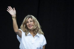 La comunista Yolanda D&iacute;az -traga- el incremento del gasto militar porque lo importante es seguir de vicepresidenta