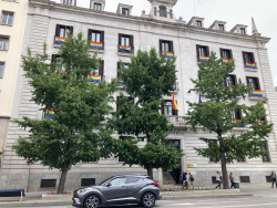 La Delegaci&oacute;n del Gobierno en Cantabria cubre todas las ventanas de la Delegaci&oacute;n del Gobierno con banderas LGTBI