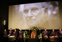 La familia de Carlos Saura agradece el cari&ntilde;o de la Cultura tras abrirse la capilla ardiente con los tambores de Calanda