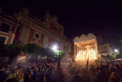 La Madrug&aacute; revive en Sevilla con pleno de pasos y p&uacute;blico y sin incidentes