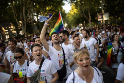 La marcha del Orgullo recorre Madrid con ambiente festivo y en la cabecera Marlasca y la comunista Yoli D&iacute;az