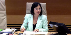 La ministra anunciadora,Darias, anuncia fin del uso de mascarillas en transportes p&uacute;blicos en breve.