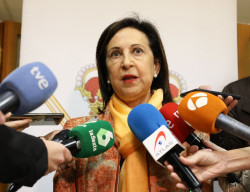 La ministra socialista Robles elimina  la `Bandera Comandante Franco` de la Legi&oacute;n y la sustituye por `Bandera Espa&ntilde;a` por la Ley de Memoria