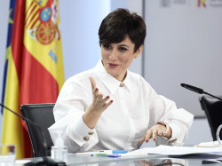La ministra socialista Rodriguez y la ministra comunista Yolanda D&iacute;az discuten ante los medios de comunicaci&oacute;n