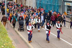 La Monta&ntilde;a, en Torrelavega, celebra San Blas con la tradicional subida en albarcas