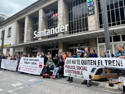 La movilizaci&oacute;n en defensa del ferrocarril llega a Santander al grito de "menos AVE, m&aacute;s regionales"