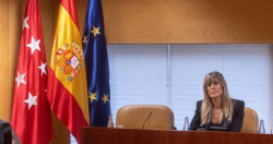 La mujer del presidente S&aacute;nchez,llega a la Asamblea bien escoltada, lee un texto y se marcha. (L`&Eacute;tat, c`est moi)