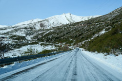 La nieve mantiene cerrados al tr&aacute;fico los puertos de Lunada y Palombera