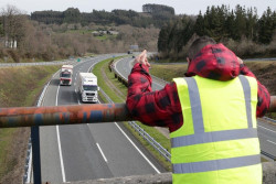 La noche de `piquetes` deja cinco accidentes leves en la A-6 (Le&oacute;n) por el lanzamiento de neum&aacute;ticos en llamas