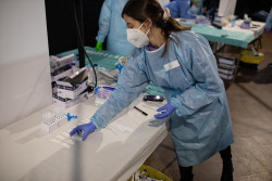 La OMS recomienda a sanitarios llevar mascarillas FFP2 cuando haya mala ventilaci&oacute;n, por el avance de &oacute;micron