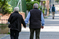 La poblaci&oacute;n mayor de 64 a&ntilde;os en Espa&ntilde;a supera el 20% y sobrepasa ya al grupo de menos de 20 a&ntilde;os, seg&uacute;n Funcas