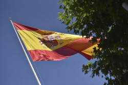 La presidenta del Congreso y el presidente del Senado presiden el izado de la bandera por el D&iacute;a de la Constituci&oacute;n