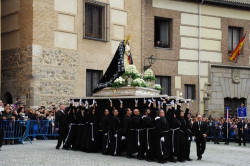La procesi&oacute;n de la Soledad conmemora el S&aacute;bado Santo en Madrid
