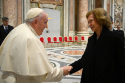 La Reina Sof&iacute;a mantiene un encuentro con el Papa Francisco con motivo de su asistencia al funeral de Benedicto XVI