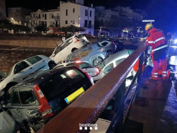 La riera de Cadaqu&eacute;s (Girona) arrastra 32 coches durante las lluvias de la madrugada