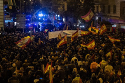 La sexta noche de protestas en Ferraz re&uacute;ne a 1.500 personas en una jornada tranquila y sin incidentes