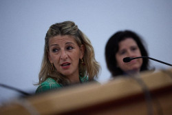 La socia de S&aacute;nchez,Yolanda D&iacute;az, le  reclama aprobar la Ley Trans con rapidez y sin "dar ni un paso atr&aacute;s"