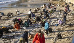 La Xunta limpia con 300 operarios 54 playas y suma dos helic&oacute;pteros, cinco buques y 7 embarcaciones en el mar