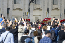 Largas colas en la Bas&iacute;lica de San Pedro para despedirse de Francisco