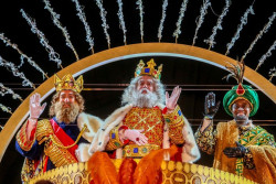 Las cabalgatas de Reyes Magos vuelven a las calles de Espa&ntilde;a con mascarilla, recorridos m&aacute;s amplios y sin caramelos