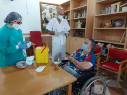 Las muertes por Covid en las residencias espa&ntilde;olas bajan hasta las 76 en la &uacute;ltima semana y caen los contagios