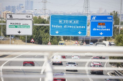 Las principales carreteras espa&ntilde;olas registran tr&aacute;fico en aumento en el inicio del puente de Santiago