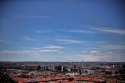 Las temperaturas aumentar&aacute;n este lunes en el que predominar&aacute;n los cielos despejados, salvo por lluvias en el noroeste